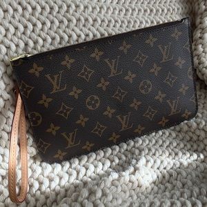 ❗️SOLD❗️LV MM Neverfull Pouch